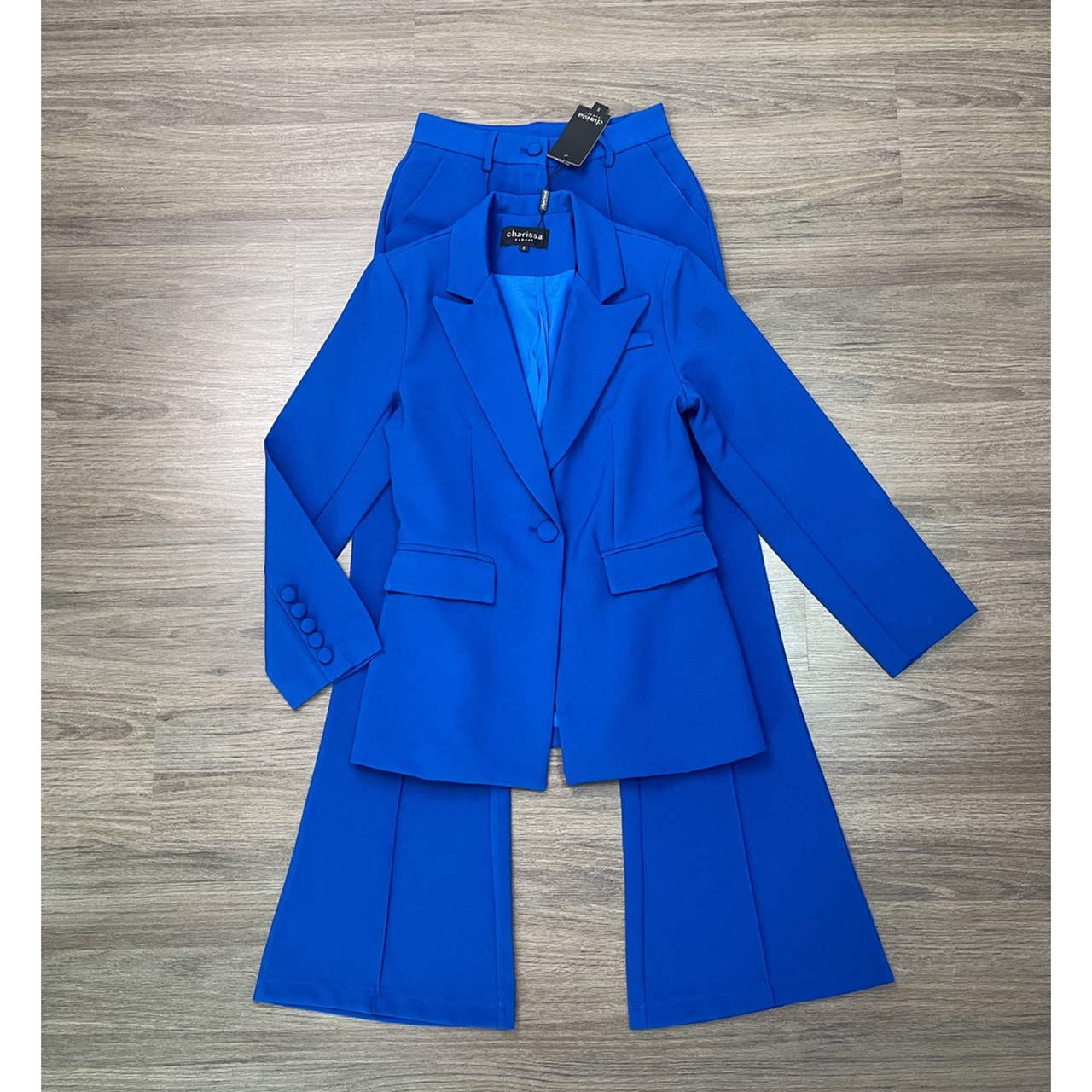 kudapy setsuit เสื้อ+กางเกง ตัวเสื้อออกแบบให้มีกระดุมปั้มผ้าเดียวกับสูท 1 เม็ดติดได้จริง กระเป๋าจริง มีซับในทั้งตัว