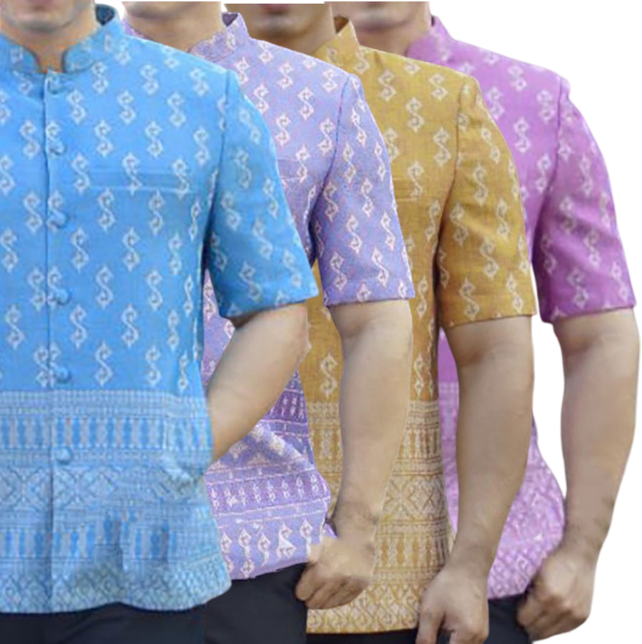 kudapy เสื้อผ้าไหมลายขอ คอจีน คอพระราชทาน สีชมพูกลีบบัว,สีทอง,สีชมพูกะปิ,สีฟ้า เสื้อผ้าไทยผู้ชาย ผ่าหน้า แขนสั้น มีกระเป๋าด้านซ้ายบน (อัดผ้ากาว มีฟองน้ำเสริมไหล่)