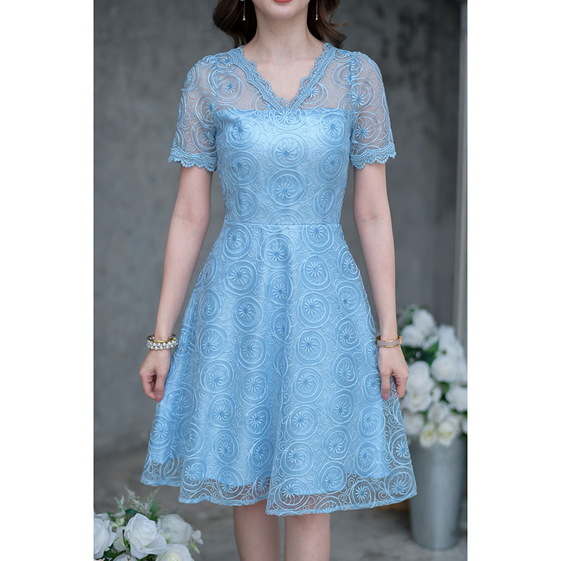 kudapy เดรสสีชมพูนู้ดเข้ม/สีฟ้า ผ้าลูกไม้ปักเลื่อม ผ้าสวยมาก ตัวปักเลื่อมจะปักเป็นสีเดียวกับสีผ้า ดีเทลแต่งลูกไม้ช่วงคอวี และรอบแขน ทรงสวยเรียบๆ