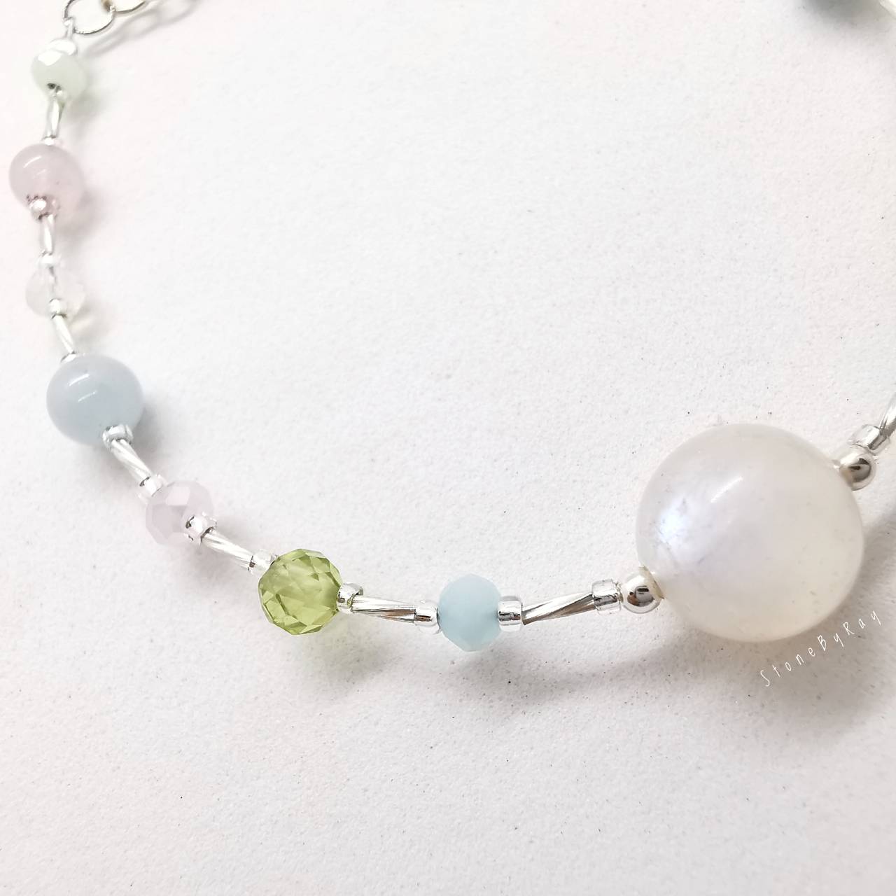 สร้อยข้อมือเงินมูนสโตน+เพอริดอท+อความารีน+โรสควอตซ์ (Moonstone+Peridot+Aquamarine+Rose Quartz)