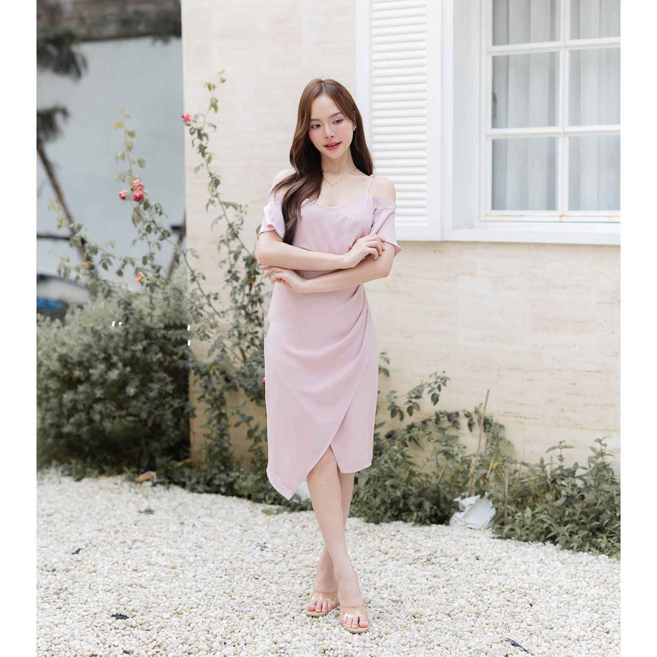 kudapy เดรสสั้นสีชมพู/สีเขียวสีครีมเบจ/สีส้ม ดีเทลจับจีบเดรปด้านข้างช่วงอกและเอว เปิดโชว์ช่วงไหล่ เดรสงานปาร์ตี้