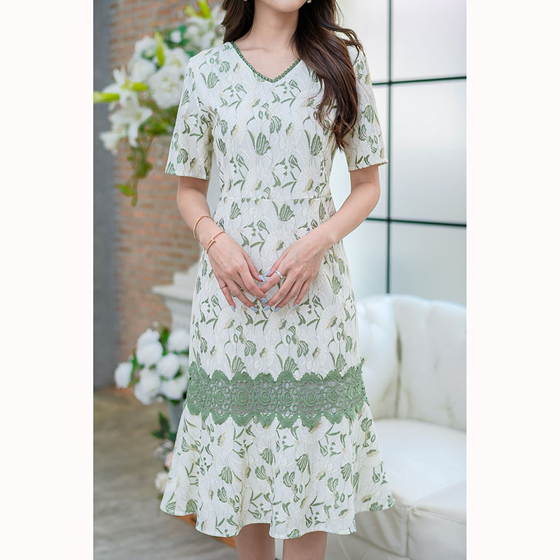 kudapy เดรสยาวสีเขียวดิ้นทอง/สีฟ้าดิ้นทอง ผ้าลูกไม้ดิ้นทองสีทองอ่อนๆ มีดีเทลแต่งลูกไม้คาดช่วงกระโปรง