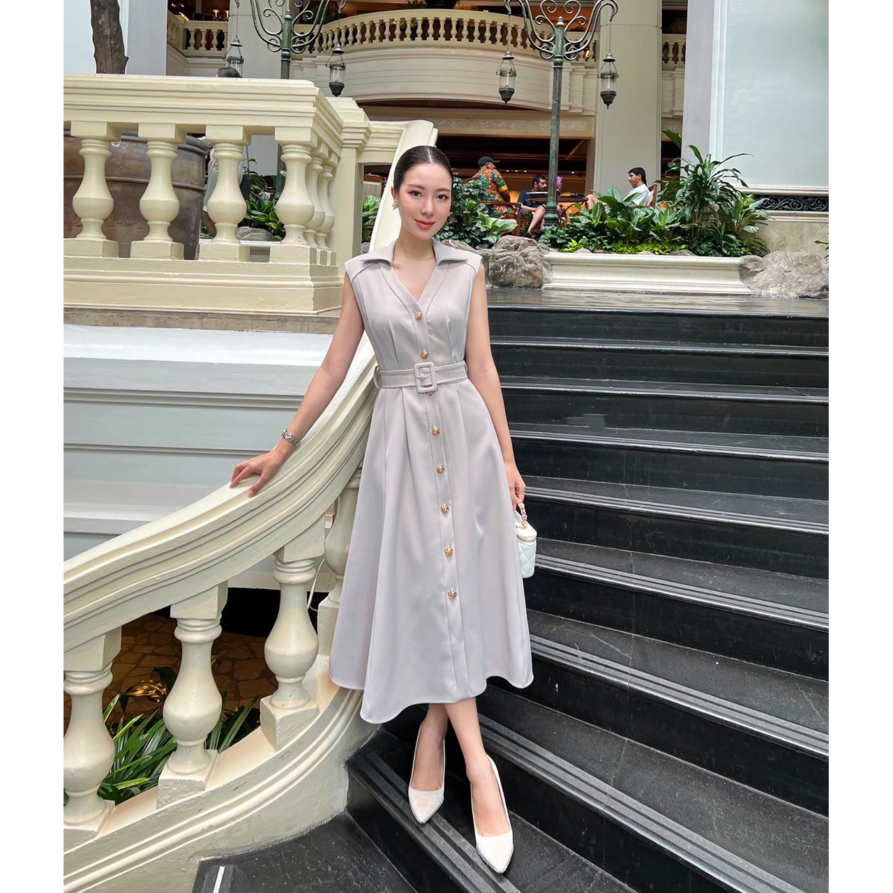 kudapy เดรสสูททรงสวยคลาสสิค ผ้านุ่มใส่สบาย มีความทิ้งตัว เดรสมีซับในทั้งตัว กระเป๋าจริง กระดุมจริง มาพร้อมกับเข็มขัดสามารถปรับได้