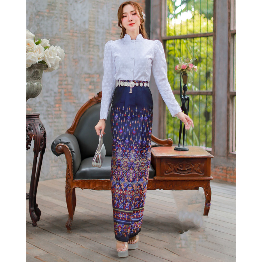 kudapy เสื้อคอตตอนปักฉลุสีขาว ทรงจิตรลดาบ่ายกจีบยอดฮิต อัดกาวช่วงตัว กระดุมหน้า ผ้าถุงสำเร็จรูป เกรดพรีเมี่ยมอัดกาว ซิปหลัง