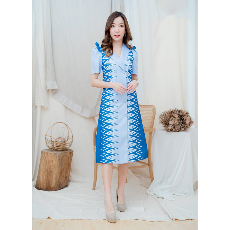 kudapy เดรสยาวคลุมเข่า เดรสผ้าไทยสีชมพู/สีฟ้า คอวีปก แต่งกระดุมหน้า ทรงสวยดูดีน่ารักมากค่ะ งานมีซับในซิบหลัง