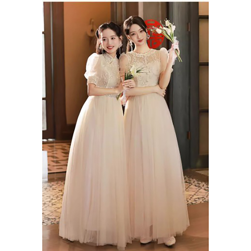 kudapy ชุดราตรีออกงานยาวสีครีม ตัวเสื้อปักลายดอกไม้ สม๊อคหลัง มีฟองน้ำซับในบางๆช่วงหน้าอกให้ชุดดูเป็นทรง กระโปรงผ้าโปร่ง