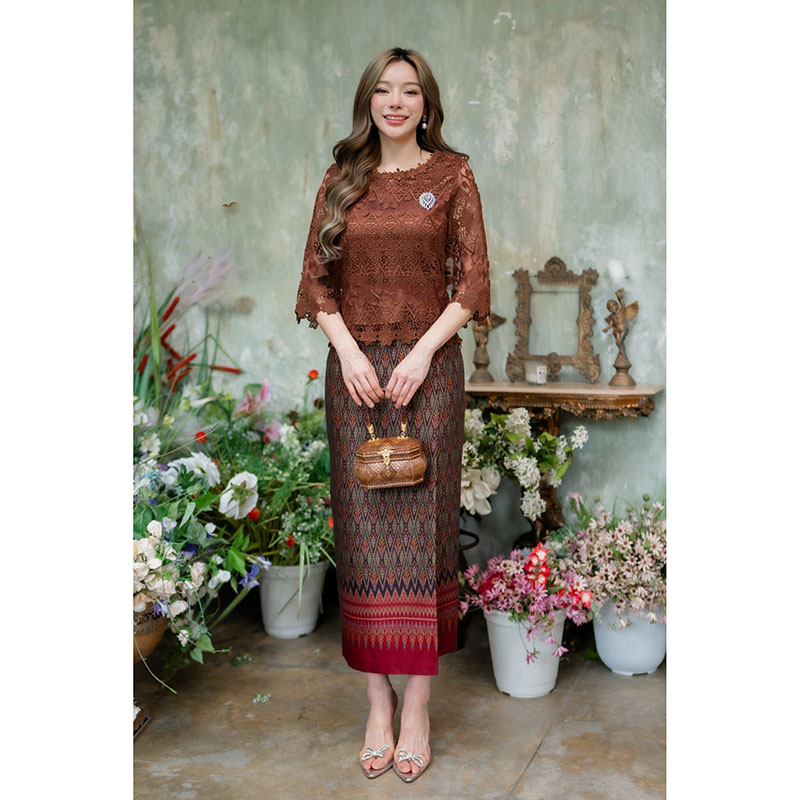 kudapy เสื้อลูกไม้ทอลายอย่างดี 3มิติ เชิงผ้าลายสวยมากๆเนื้อแน่น คอเป็นคอกลมแต่งด้วยลูกไม่เล็ก (เฉพาะเสื้อ)