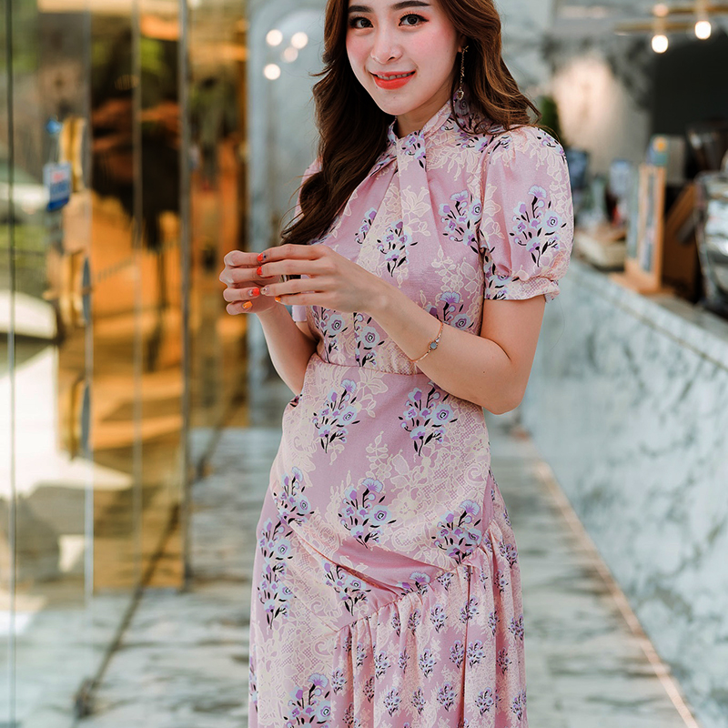 kudapy เดรสยาวลายดอกสีฟ้า/สีชมพู แต่งดีเทลที่คอตามแบบ แต่งเลเยอร์เฉียงที่ตัวกระโปรง แขนกระดิ่ง ทรงสวยมาก