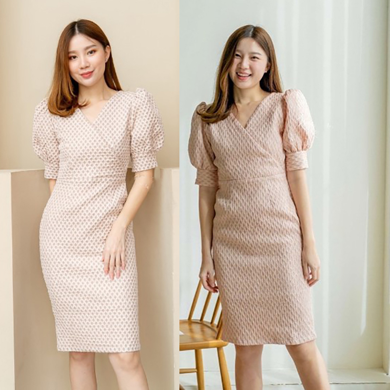 kudapy เดรสสั้นสีโอรส/สีเบจ ผ้าแจ็คการ์ด ทรงคอวี เย็บป้ายช่วงอก แขนทรงตุ๊กตา ต่อเอว กระโปรงทรงตรง ซิปหลัง มีซับในทั้งตัว