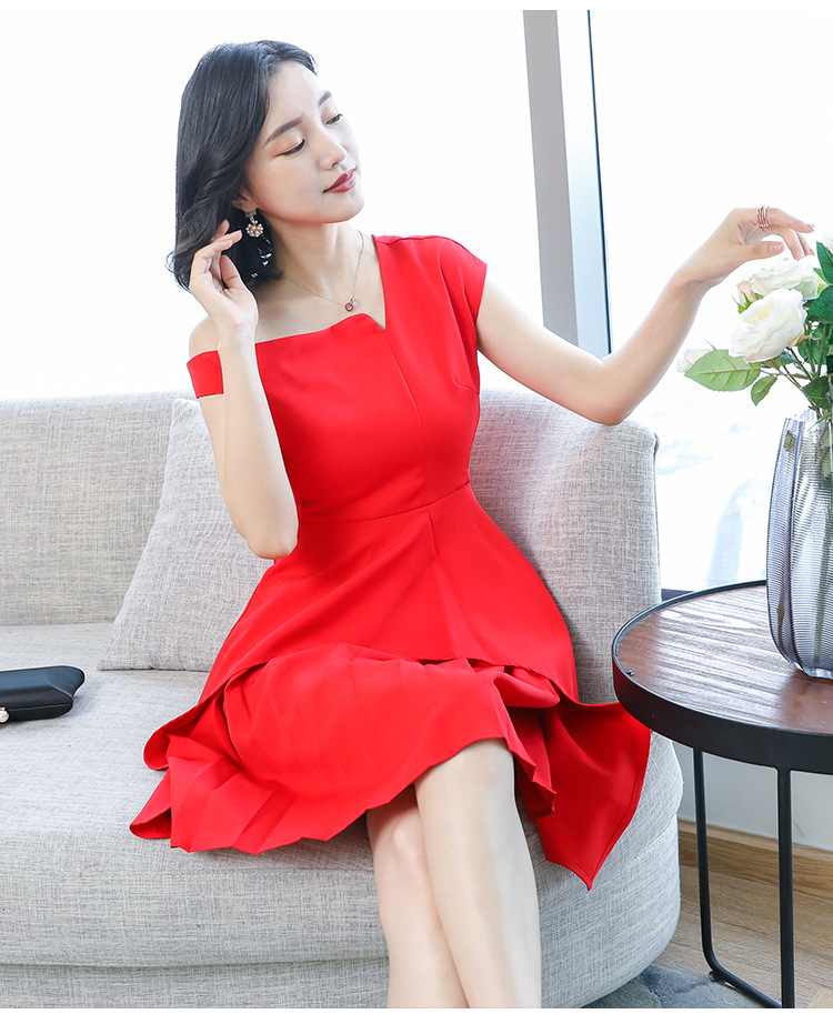 ชุดเดรสออกงานสีแดง ดีไซน์เก๋ที่กระโปรงด้านหน้า
