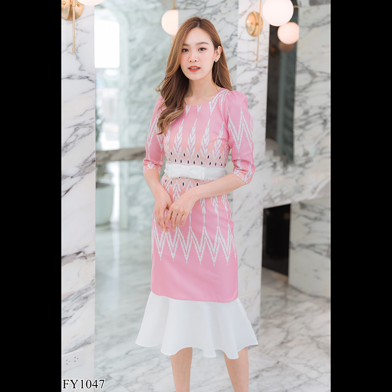 kudapy เดรสสั้นผ้าไทยพิมพ์ลายสีชมพู/สีม่วง คอเหลี่ยมแขนสั้น กระโปรงชายระบายทรงหางปลา ผ้าลายไทย มีซับใน ซิหลัง