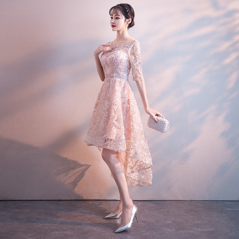 kudapy ชุดราตรี ชุดออกงาน ชุดไปงานแต่งงานสีครีมเบจ คอกลม แขนสั้นสามส่วน กระโปรงหน้าสั้นหน้าหลังยาว เสริมฟองน้ำบางๆที่น้าอก