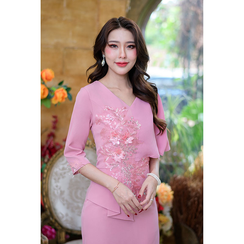 kudapy เดรสสั้นสีฟ้าคราม/สีชมพู ดีไซน์แขนศอกดีเทลเอวจับจีบทวิสและแต่ดอกไม้เลื้อยอกถึงเอว ช่วงแขนซ้ายจะดีไซน์คลุมไหล่ข้างเดียวเป็นปีกค้างคาวสวยมาก