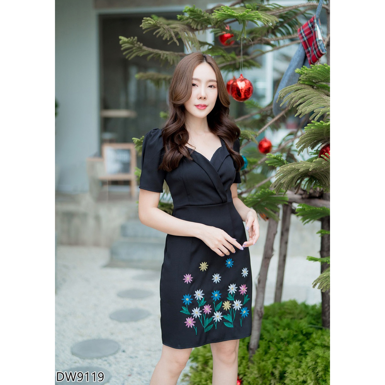 kudapy เดรสสั้นสีแดง/สีดำ เดรสสั้นคอวีเว้าอกกระโปรงปักดอกไม้