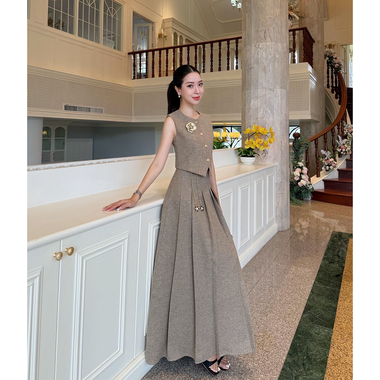 kudapy เซ็ท 4 ชิ้น เสื้อ Vest+กระโปรงยาว+เข็มขัดโซ่+เข็มกลัดดอกไม้ เสื้อกับกระโปรงเราใช้ผ้าเดียวกันทั้งชุด เนื้อผ้ามีน้ำหนัก ทิ้งตัวดี ย