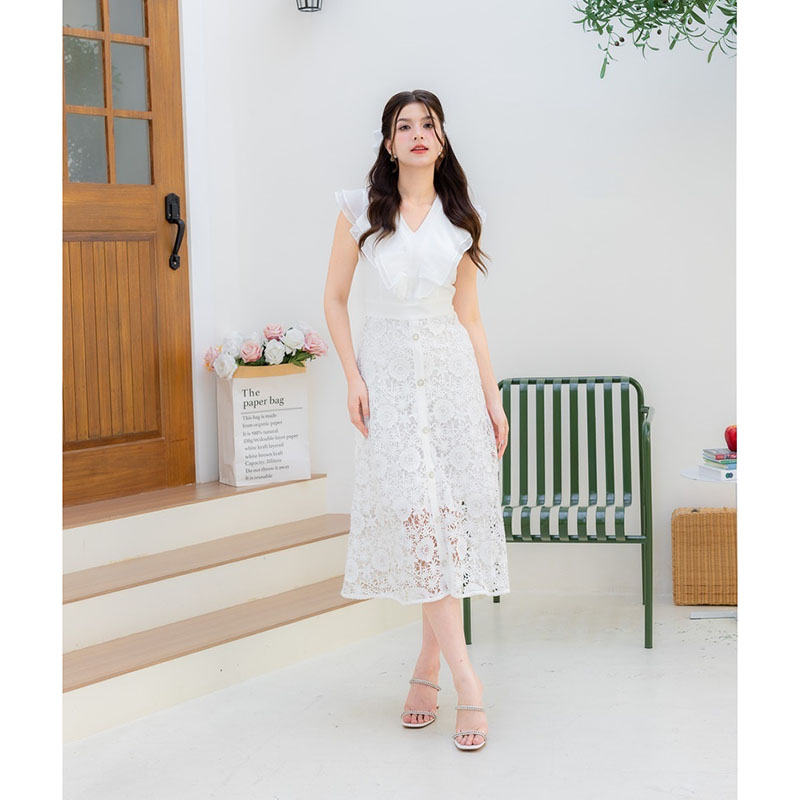 kudapy เดรสยาวสีขาว/สีชมพู/สีฟ้า คอลใหม่คือสวยปังไม่ไหว เป็นทรงกระโปรงพริ้ว แต่งผ้าลายลูกไม้ มีกิมมิคอัดพลีทระบายกลางอก งานซิปซ่อนด้านหลัง