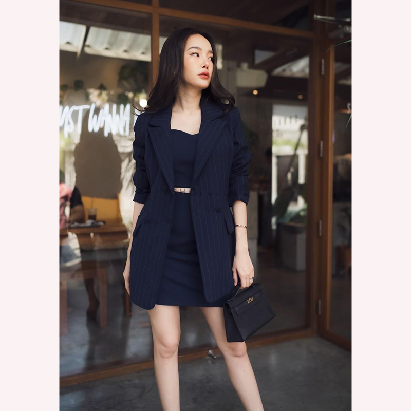 kudapy เซตสูทลายริ้วสีกรม/สีน้ำตาล มาคู่กับสายเดี่ยว พร้อมกระโปรงผ้าเรียบ งานสวย