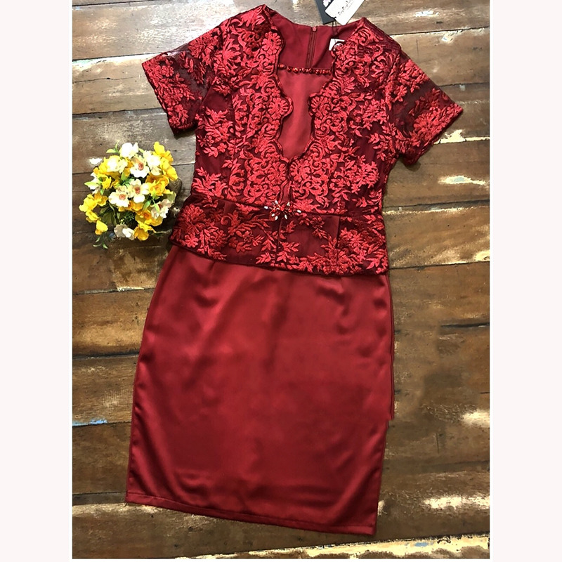 kudapy เดรสลูกไม้สีแดงเข้ม แขนสั้น เย็บแต่งลูกไม้คล้ายเป็นเสื้อคลุมในตัว เอวระบายเล็กน้อย อกและเอวแต่งเพชร ผ้าลูกไม้ปักลายเนื้อเงา