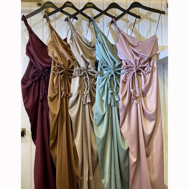 kudapy เดรสยาวสีเขียวมิ้น/สีชมพู/สีชาไทย ไหล่เฉียงสไตล์ เพิ่มลูกเล่นและดีเทลด้วยสายเปียถักเพิ่มความ chic แต่แฝงไปด้วยความเรียบหรู