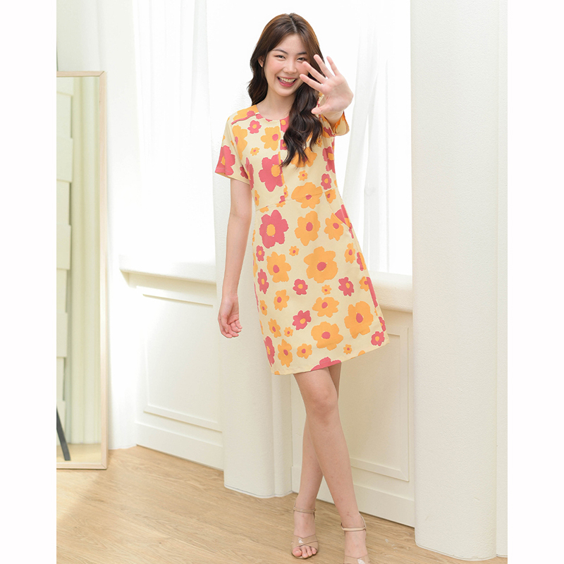 kudapy เดรสสั้นสีครีม/สีดำ ตัดต่อเล่นคัทติ้งกลางลำตัวและช่วงไหล่ มีกระเป๋าด้านข้าง ผ้าเนื้อนิ่มพิมพ์ลายดอกเพิ่มความน่ารักสดใส
