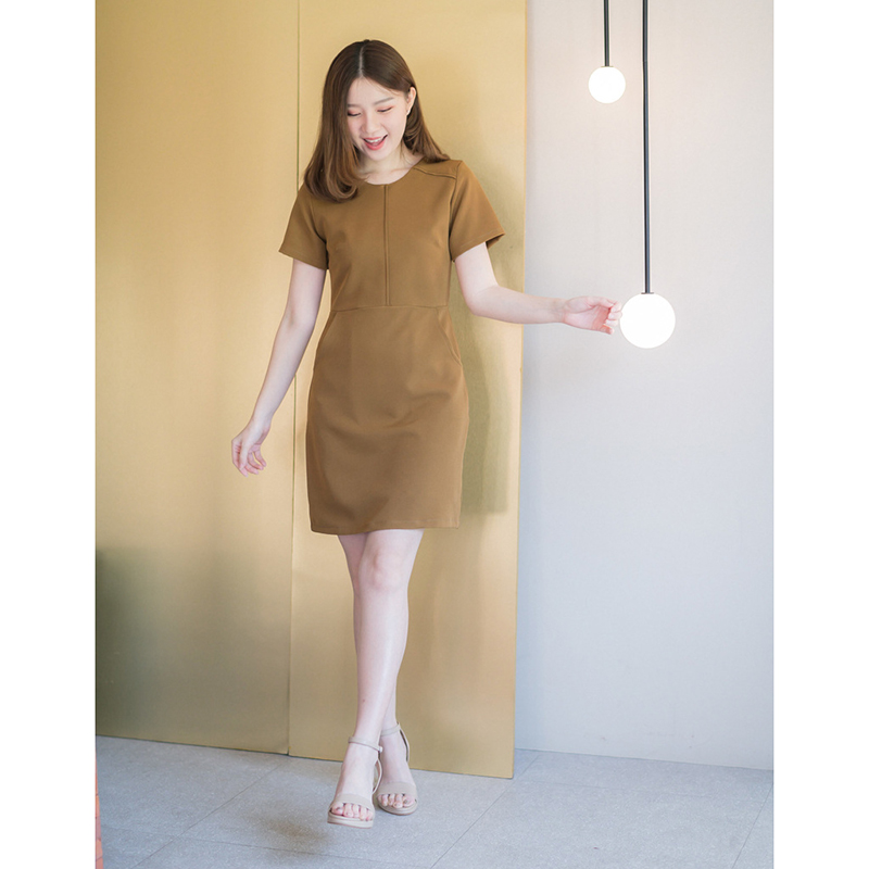 kudapy เดรสสั้นสีฟ้าอ่อน/สีแดงเข้ม/สีมัสตาร์ด ตัดต่อเล่นคัทติ้งกลางลำตัวและช่วงไหล่ มีกระเป๋าด้านข้าง งานซับในทั้งตัว