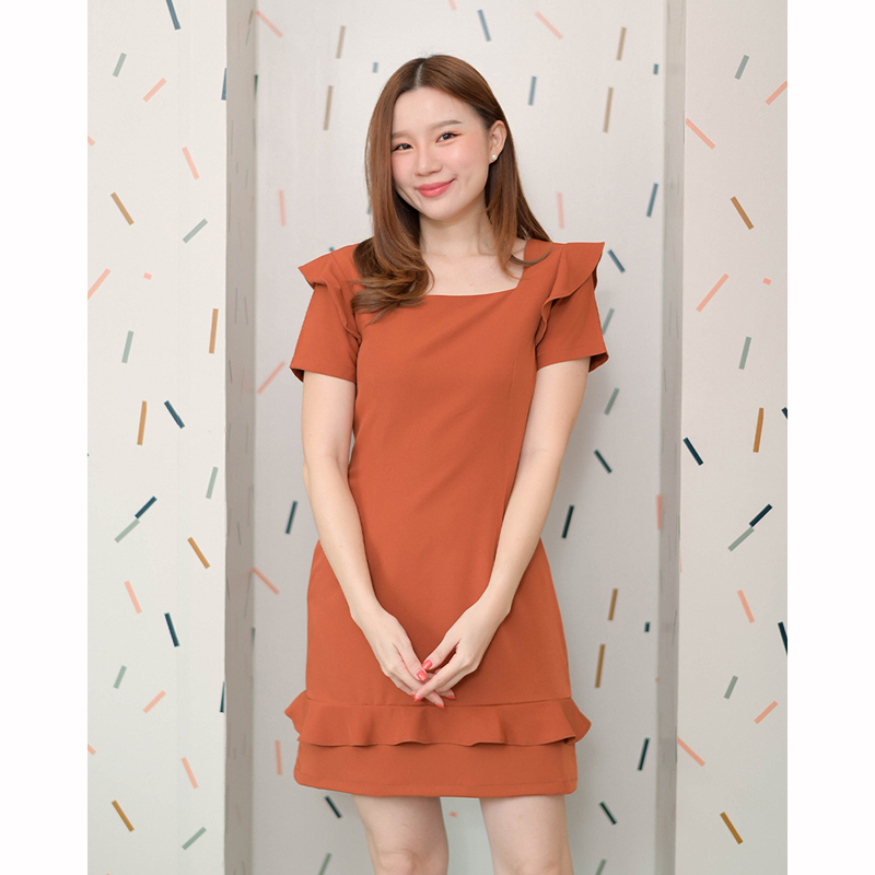 kudapy เดรสสั้นสีส้มอิฐ/สีเขียว/สีเหลือง/สีชมพู คอเหลี่ยม ดีไซน์น่ารัก มีระบายที่รอบแขนและช่วงชายเดรสเพิ่มความหวาน ใส่ง่ายได้หลายโอกาส