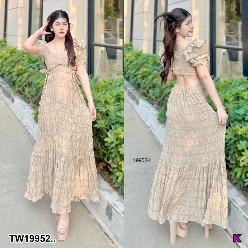 kudapy เดรสยาว แขนสั้น มีแต่งระบายเล็กๆที่แขน ใส่ยางสม็อคด้านหลัง กระโปรงใส่ระบายใหญ่