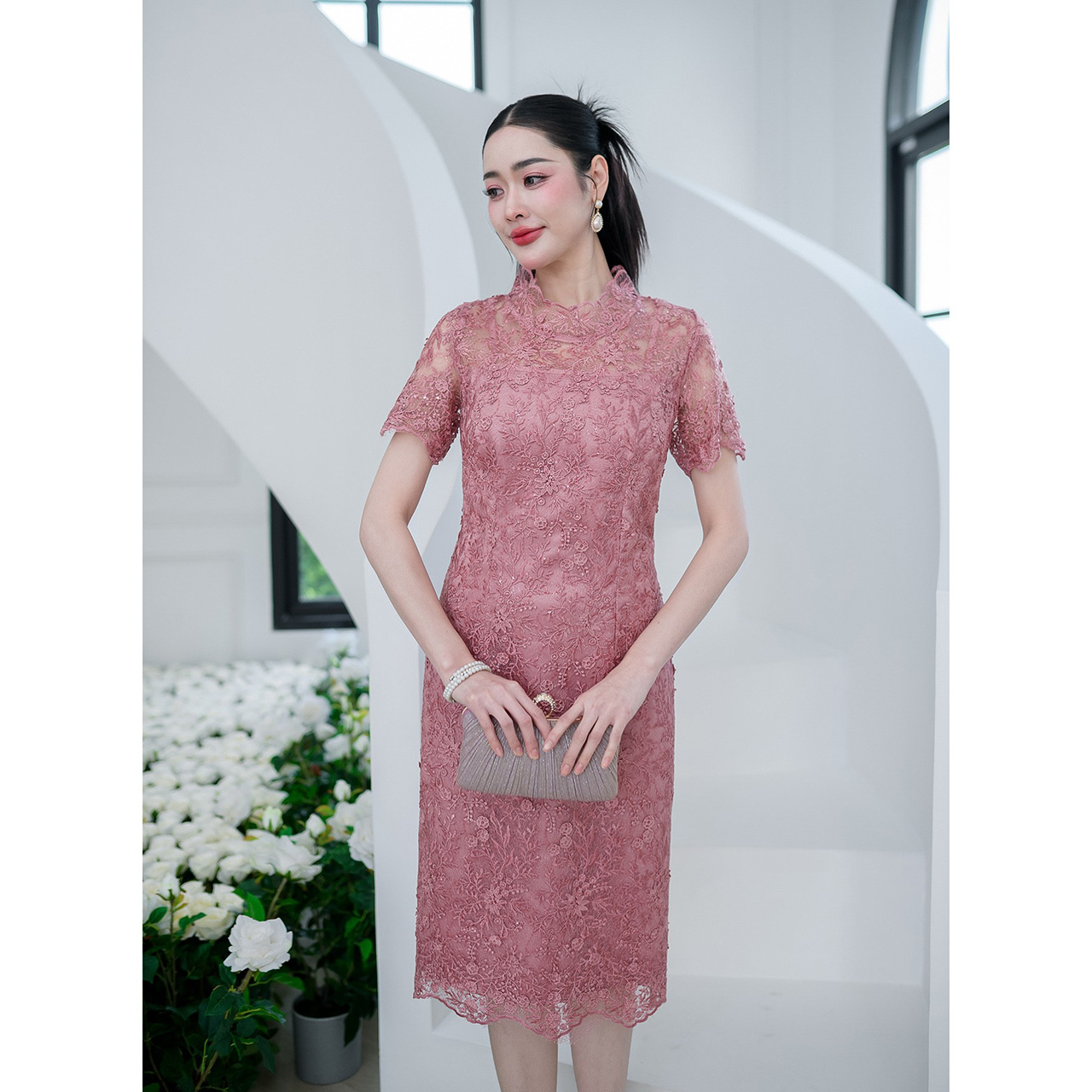 kudapy เดรสสั้นสีโอรส/สีชมพูกะปิ เดรสผ้าลูกไม้ใยบวบดอกลอย แต่งเชิงลูกไม้รอบคอ มีซับในทั้งชุด แต่งซิปหลัง