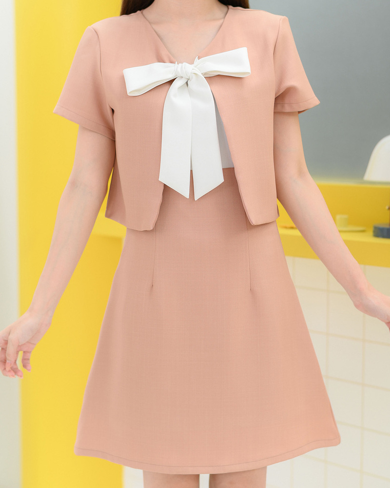 kudapy เดรสคอกลมแขนสั้น ตัดต่อสองชั้นเล่นสีทูโทนด้านในสีขาวออฟไวท์ แต่งโบว์น่ารัก