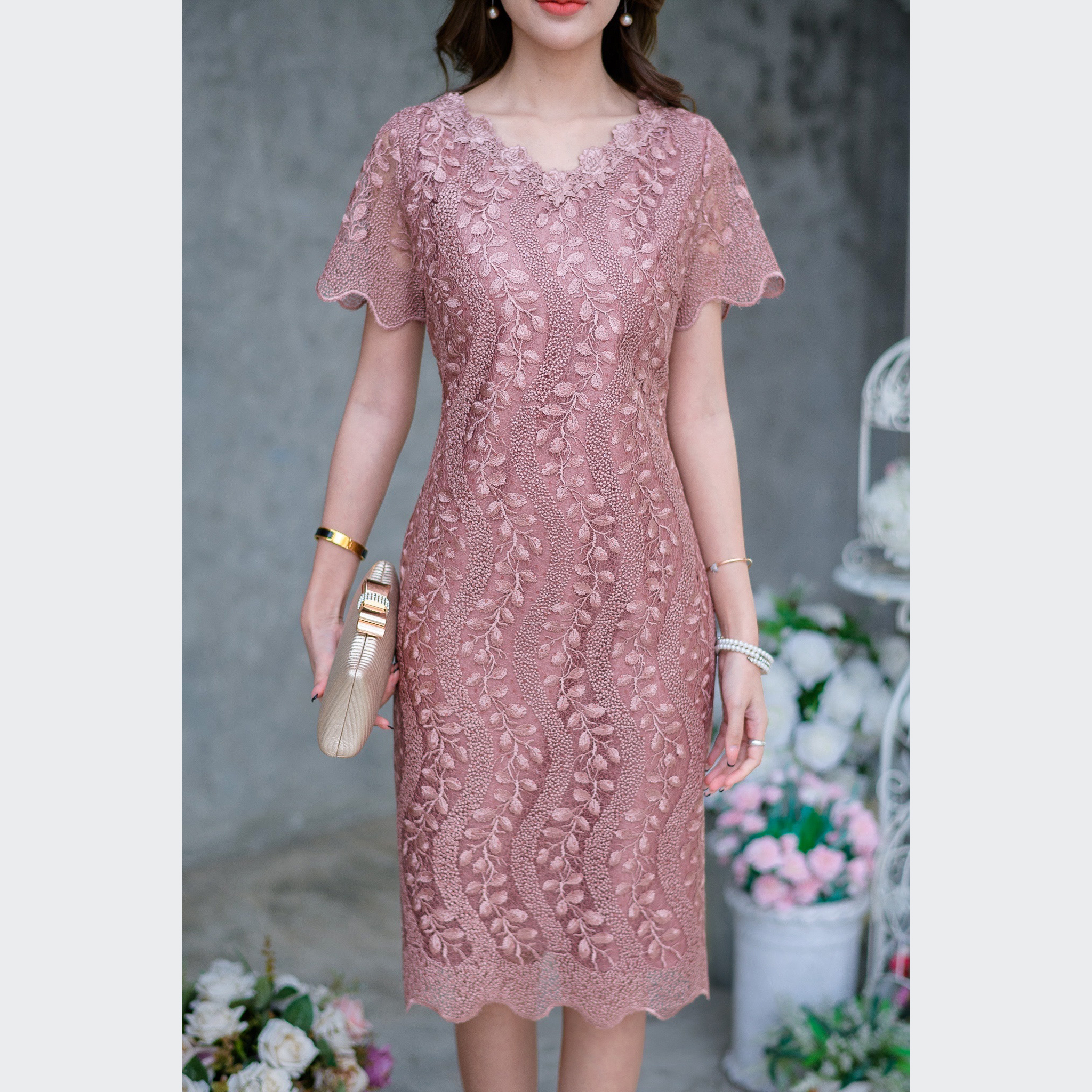 kudapy เดรสไปงานผ้าลูกไม้เงาทอลายผสมเลื่อมสีชมพู/สีน้ำตาล เนื้อผ้าสวยหรูดูแพงมากๆค่ะ ดีไซน์ทรงตรงสวยใส่ง่าย คอวีทำให้ดูไม่อ้วนตัน