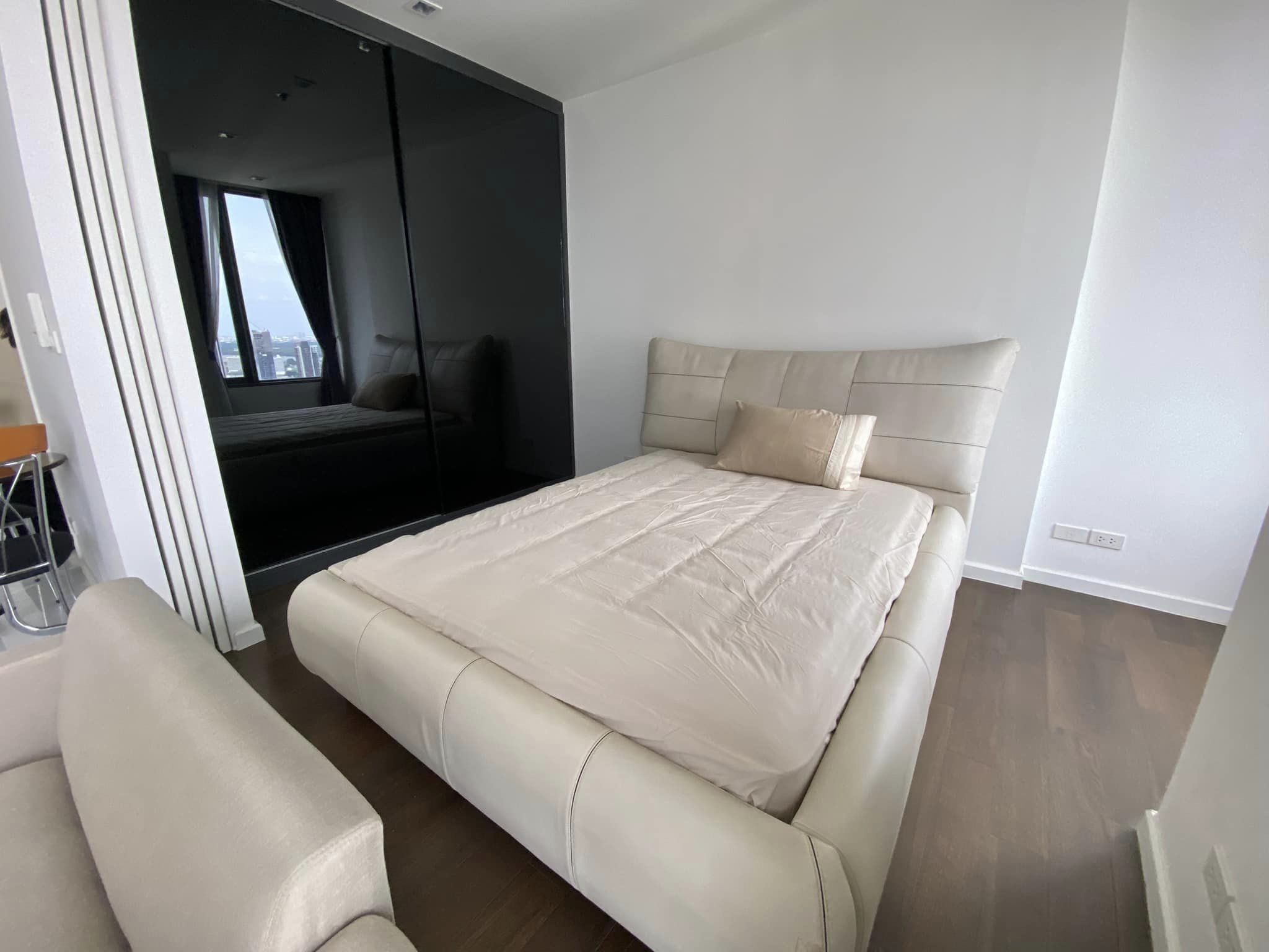 ให้เช่าห้องน่าอยู่ชั้นสูงเครื่องใช้ไฟฟ้าครบ สอบถามแอด Line ID : Smile-easy ที่ Nara 9 (นารา ไนน์)