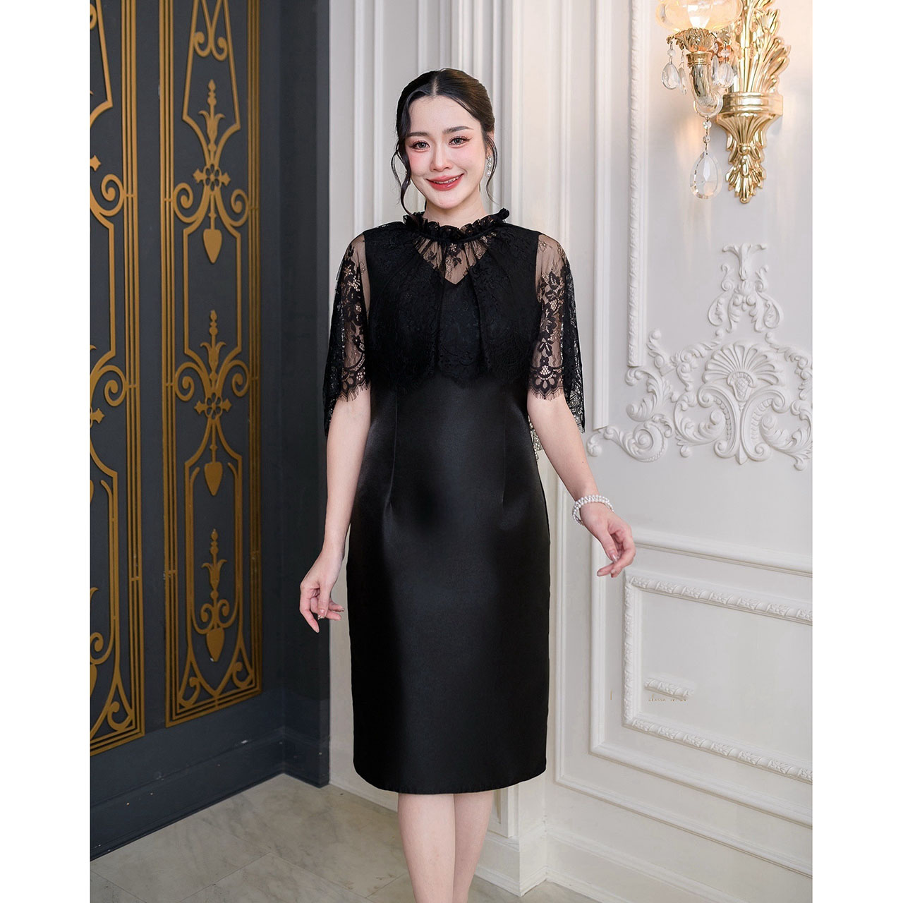 kudapy เดรสผ้าไหมอัดกาวทั้้งชุด าลูกไม้ฝรั่งเศสคอกลมเย็บแต่งจีบรอบคอได้ลุคหรูหรา ลูกไม้ปล่อยทิ้งตัวเป็นงานคลุมไหล่ด้านหน้าสั้นด้านหลังยาวถึงช่วงเอว