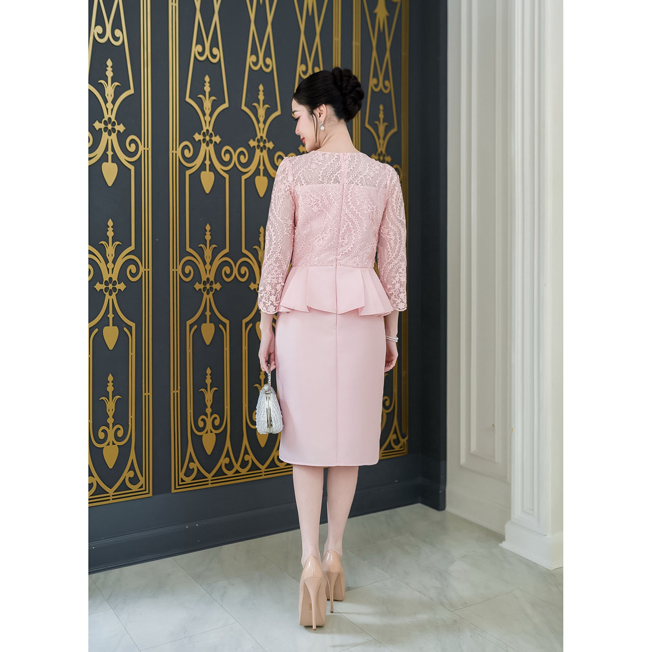 kudapy เดรสสั้นสีชมพูโอรส ผ้าไหม ดีไซน์ด้านบนเป็นลูกไม้ แขนห้าส่วนยาวกำลังดี ช่วงเอวแต่งทวิสระบาย ตกแต่งลูกไม้ด้านหน้าช่วงเอว