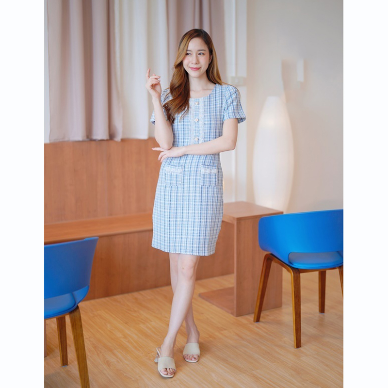 kudapy เดรสสั้นคอลึกสีครีม/สีชมพู/สีฟ้า ผ้าทอแต่งกระดุมมุกลายเส้นสวยดูดี