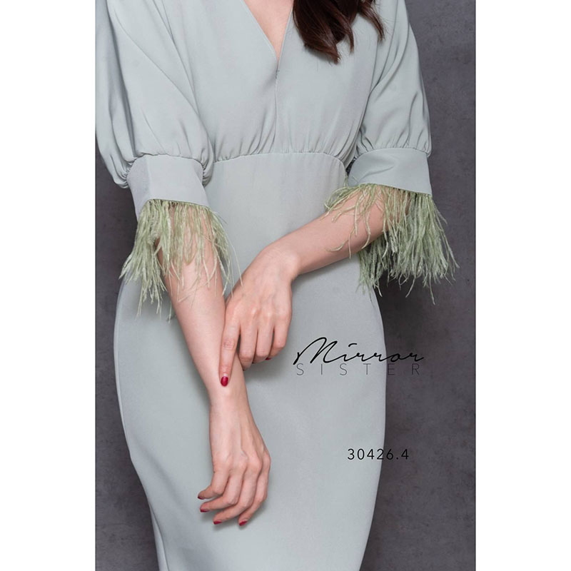 kudapy เดรสยาวสีเขียว/สีกรม/สีแดงเลือดหมู/สีชมพู ขนนกทรงเรียบง่าย แต่สวย แพทเทรินช่วงบนเป็นทรงค้าวคาว คอวี แขนกระปุกประมาณศอก สวยละมุนด้วยขนนกที่ปลายแขน ช่วงล่างเป็นกระโปรงทรงสอบ