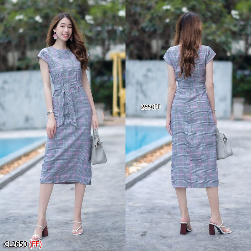 kudapy เดรสยาวสีเทา ทรงแขนล้ำ ผ่าด้านข้าง 1 ข้างงานซิปซ่อนด้านหลัง มีโบว์แยก 1 เส้นงานผ้าคอตตอลทอ