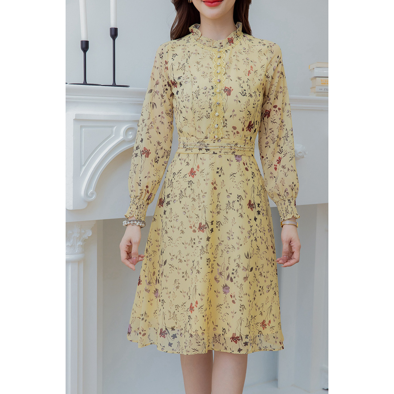 kudapy เดรสชีฟอง ลุคสวยหรู ดูดีชุดนี้ทั้งลายผ้า และดีเทล มีดีเทลคอจับจีบเล็กๆ ช่วงอกแต่งด้วยลูกไม้
