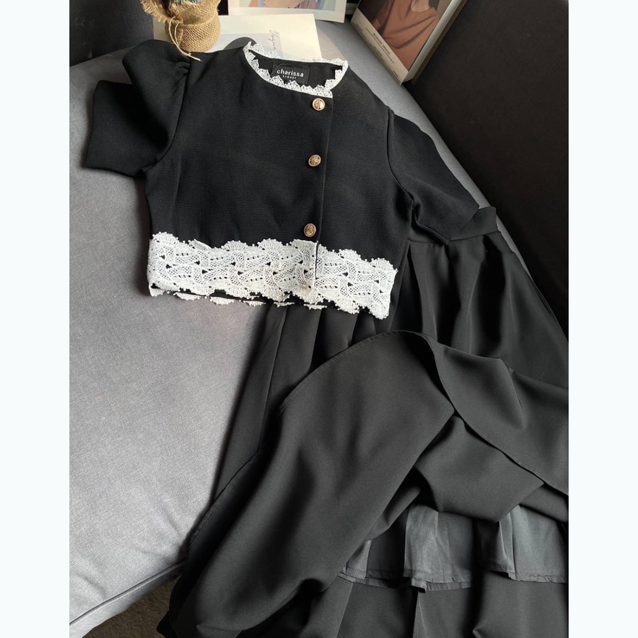 kudapy ชุดเซ็ทเสื้อครอปสีดำแต่งชายลูกไม้สีขาว แต่งกระดุมจริงสีทอง แขนสั้นทรงตุ๊กตา+กระโปรงยาวสีดำ