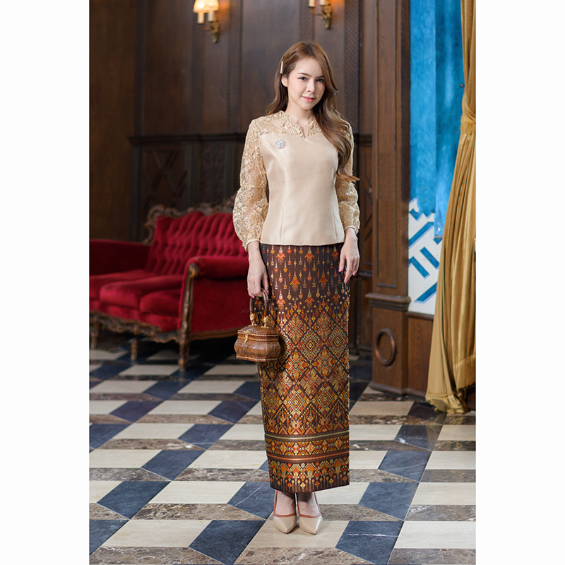 kudapy งานเสื้อผ้าไหมทอสี่เส้นสีทอง/สีชมพู +ผ้าถุง งานเสื้ออัดกาวมีซับใน มาพร้อมชิปซ่อนหลังใส่สบาย งานคอวีตามลายลูกไม้ แขนบอลลูนตัดต่อ