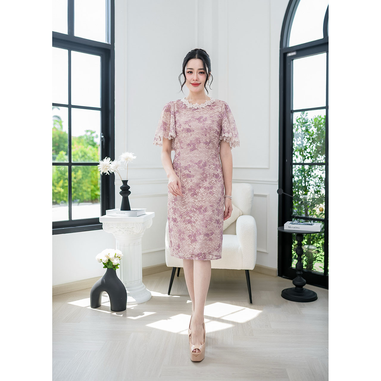 kudapy เดรสผ้าลูกไม้รุ่นนี้ผ้างานจริงจะสวยกว่าในรูปมากๆนะคะ เป็นงานผ้าลูกไม้เนื้อนิ่มทอผสมดิ้นทองอ่อนตามลายดอกไม้