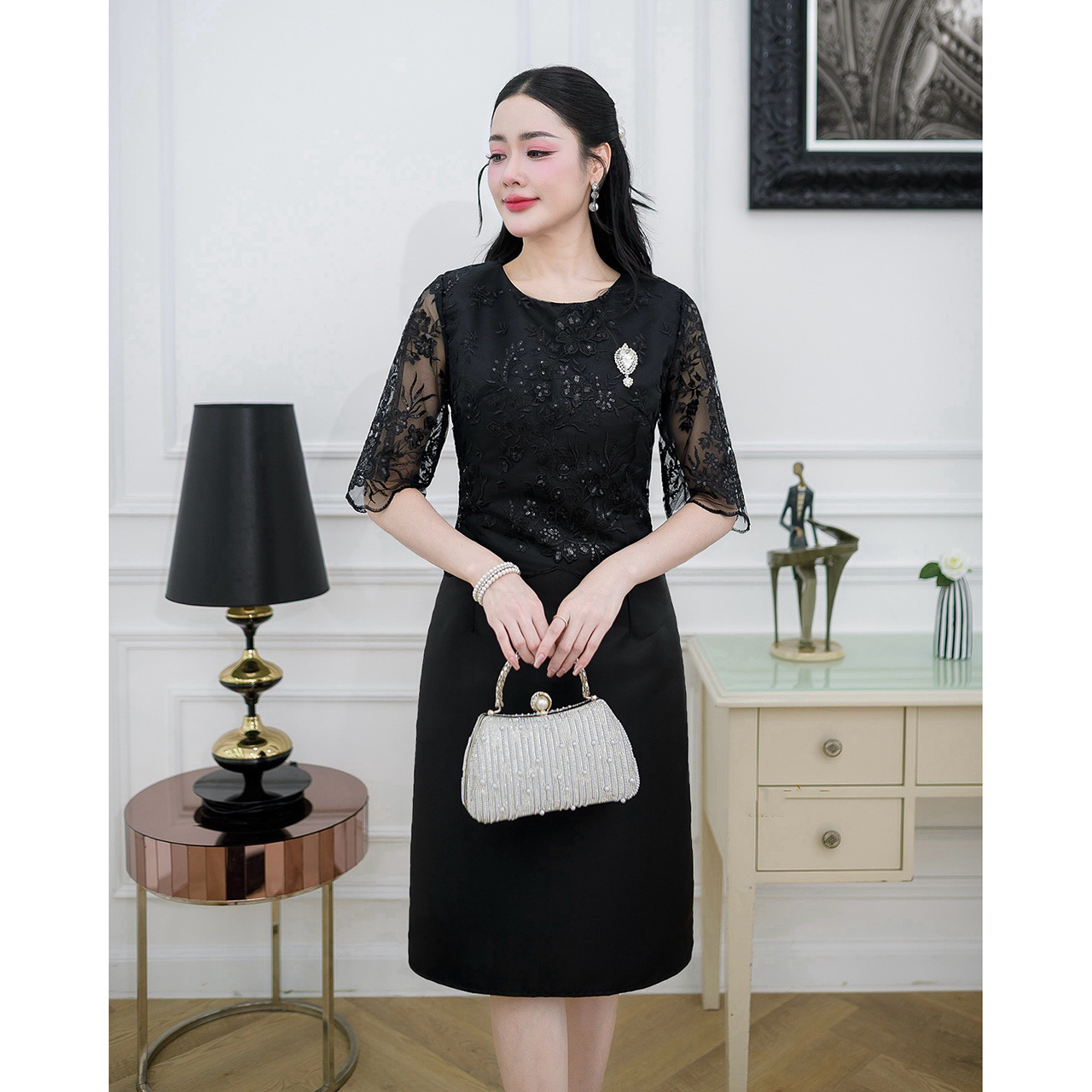 kudapy เดรสผ้าไหมแต่งลูกไม้ช่วงบนดีไซน์แขนยาวทรงสวยสุภาพ แต่งกระดุมด้านหน้าเรียงตัวสวย/เดรสผ้าไหมช่วงบนดีไซน์เย็บคลุมด้วยลูกไม้ซีทรูปักลายดอกไม้สวยหวาน