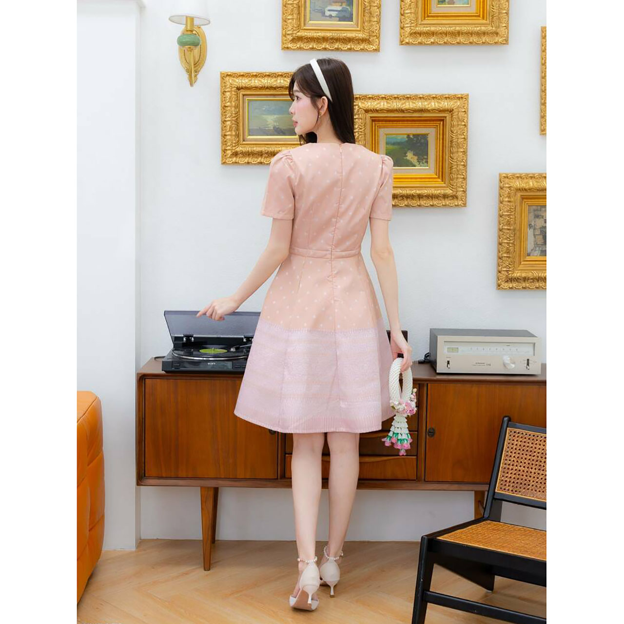 kudapy เดรสสั้นสีขาว/สีชมพู ใส่ทำงานผ้าไทยลายทอ แต่งโบว์เองสวยดูดี