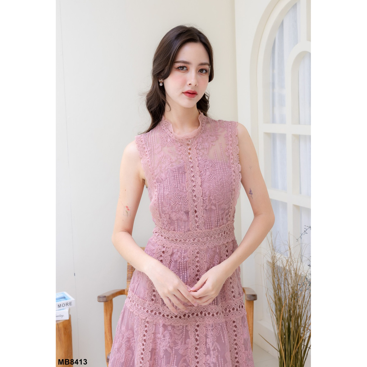 kudapy เดรสยาวสีชมพู/สีขาว/สีกรม ผ้าถักลายดอก แขนกุด งานซิปด้านหลัง