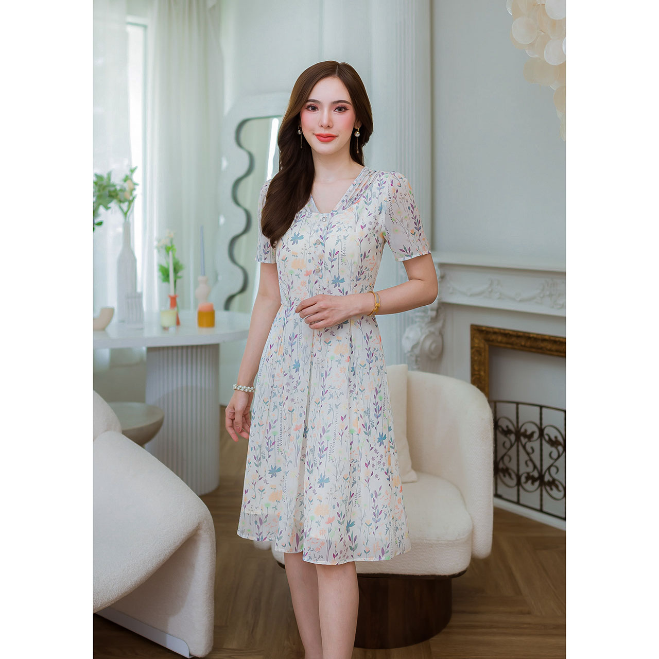 kudapy เดรสสั้นสีครีม/สีชมพู ชีฟองลายดอก ดีเทลตีเกล็ดแต่งกระดุม กระโปรงจับจีบสวย