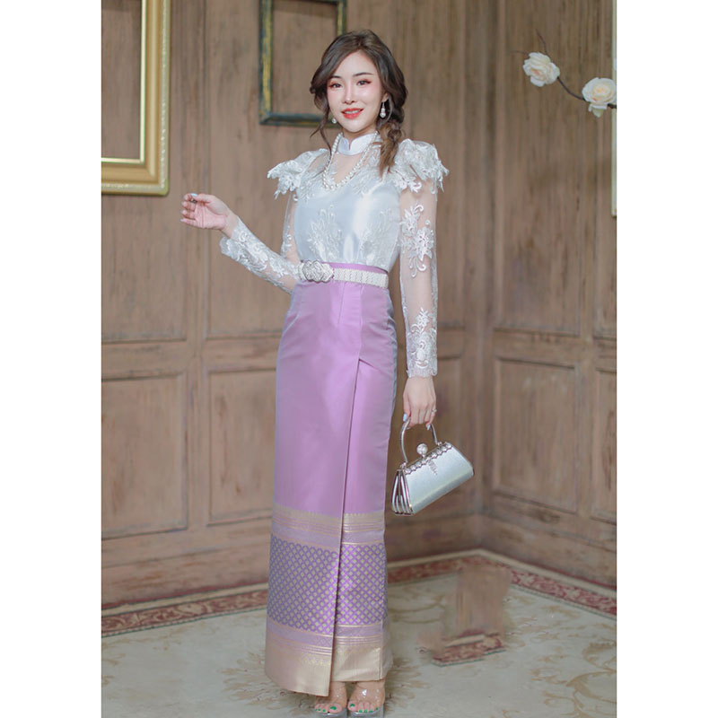 kudapy (เฉพาะเสื้อ) เสื้อลูกไม้สีขาวแขนยาว ผ้าลูกไม้ปักทั้งตัว แต่งแขนระบาย ชายระบาย ซับในด้วยผ้าไหมอิตลี่ อัดกาว มีซิปซ่อนหลัง