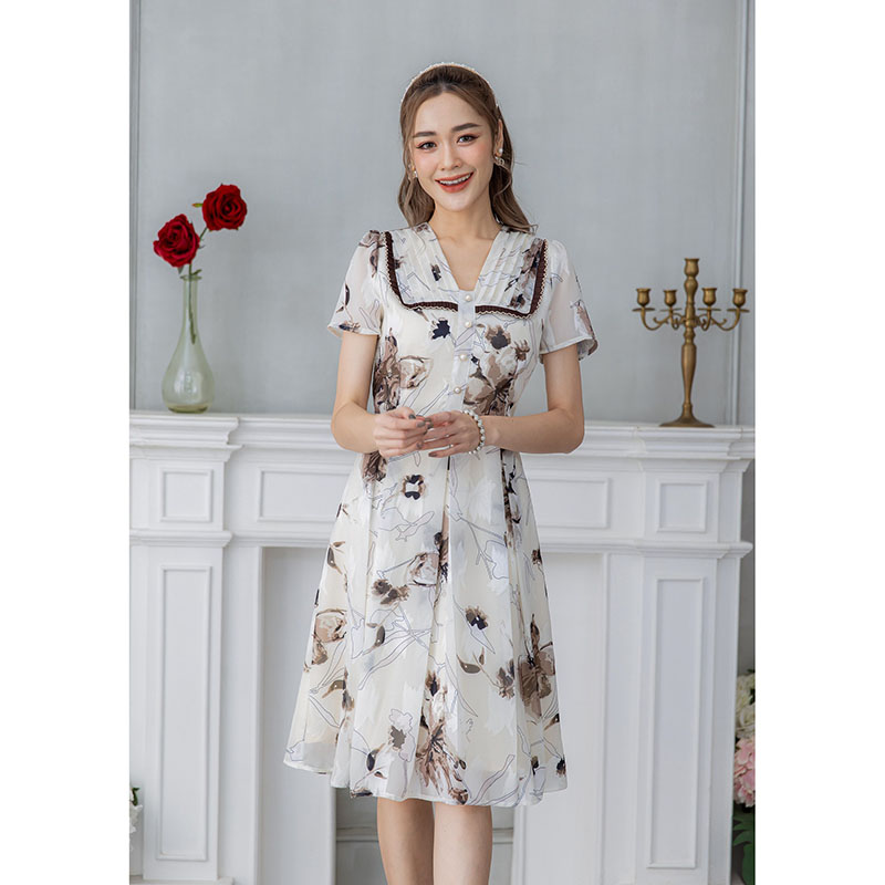 kudapy เดรสสั้นสีกรม/สีครีม เดรสผ้าผสม ผ้าสวยพริ้วนิ่มใส่สบาย เป็นผ้าคล้ายชีฟองผสมทอลายในตัวมีเทคเจอร์ แล้วพิมพ์ลาย