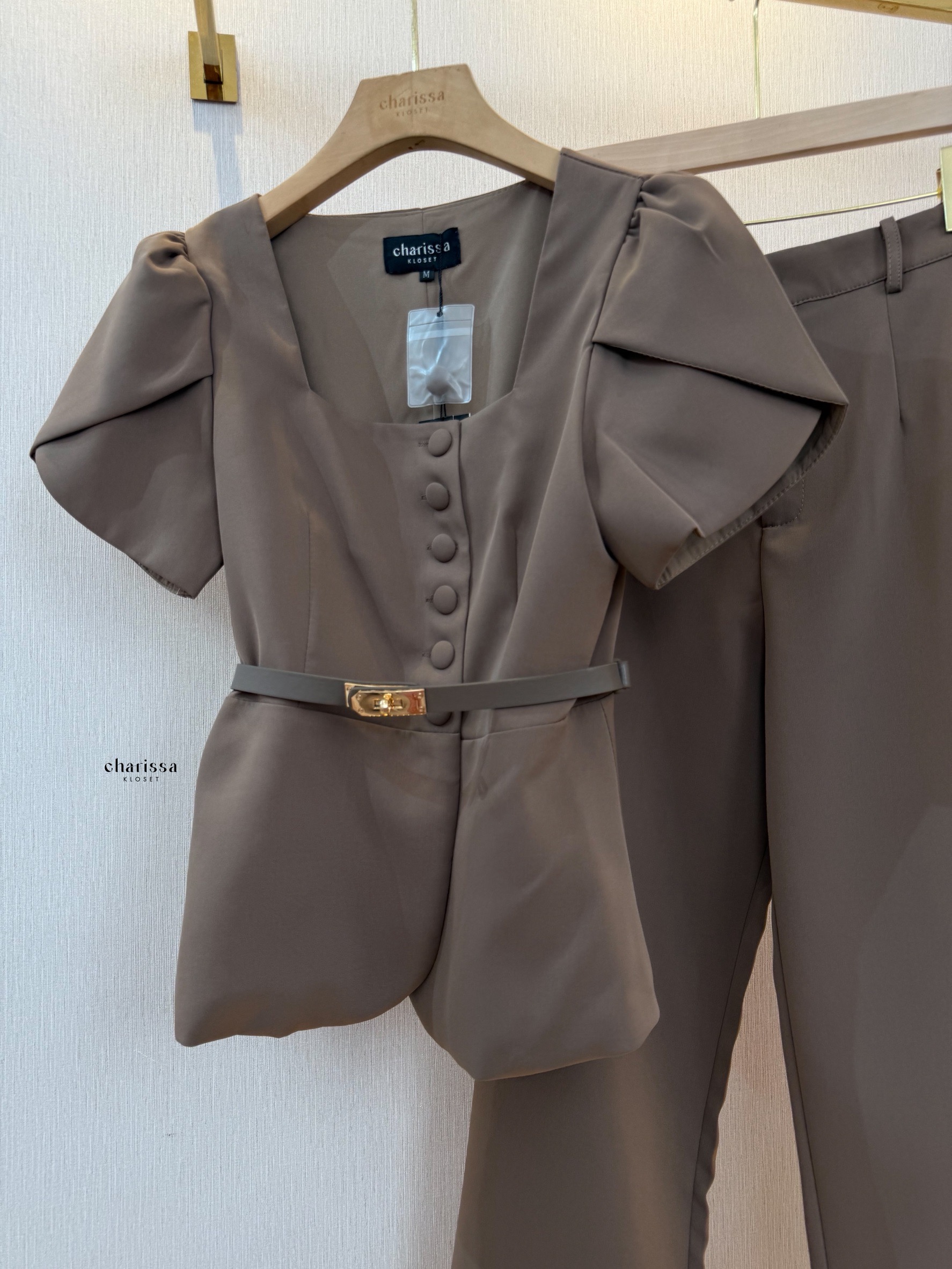 kudapy เซ็ตโทนช็อกโกแลต/ครีมทรงสวย” ลุคเวิร์คกิ้งวูแมนที่พร้อมเปล่งประกายในทุกโอกาส คอเหลี่ยม เสริมดีเทลกระดุมหน้า