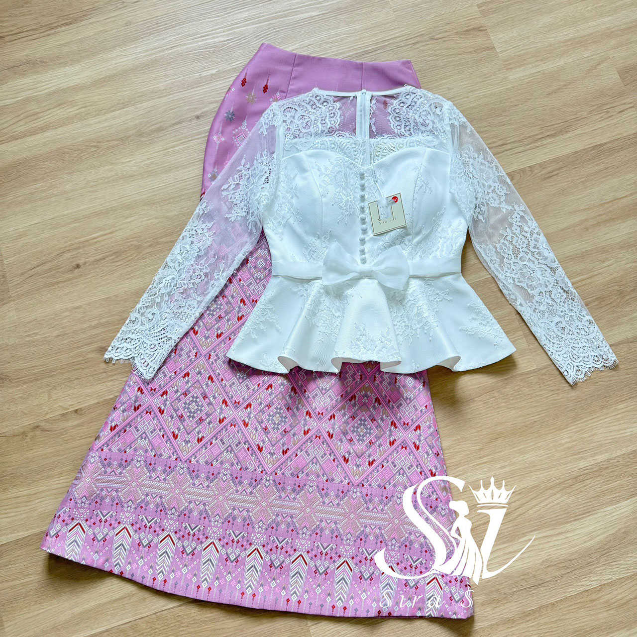 kudapy ชุดเซ็ทเสื้อลูกไม้คอวีแขนยาว ชายระบาย แต่งกระดุมหน้า ติดโบว์ มีซับใน เย็บซ่อนตะเข็บอย่างดี มีซิปซ่อนหลัง ผ้าถุงสำเร็จรูปทรงหางปลา อัดกาว ซิปหลัง