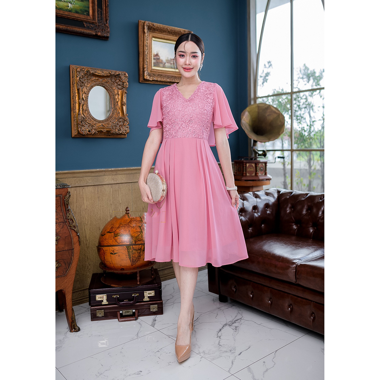 kudapy เดรสสั้นสีแดง/สีชมพู ผ้าลูกไม้เลื่อมปีกค้างคาว กระโปรงผ้าชีฟองพริ้วสวยจับจีบทวิสรอบเอว