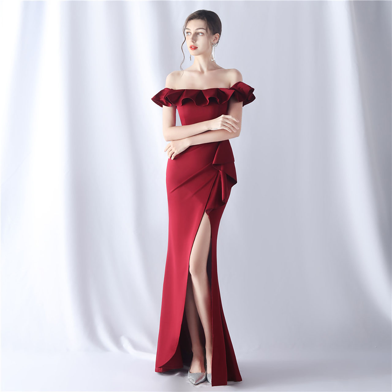 kudapy ชุดราตรียาวสีขาว/สีแดง/สีขาว ทรงเปิดไหล่ระบาย เอวระบาย กระโปรงผ่าหน้าทรงหางปลา ชุดราตรีออกงานกลางคืน